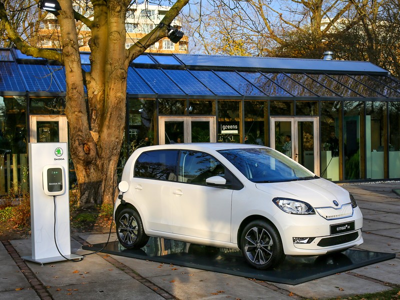 Škoda Citigoᵉ iV - chytrý městský vůz bez emisí